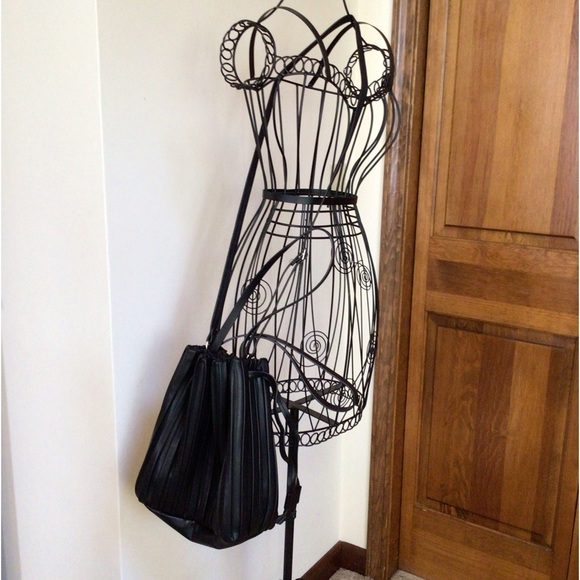 Vegan leather black bucket bag - Picture 5 of 7